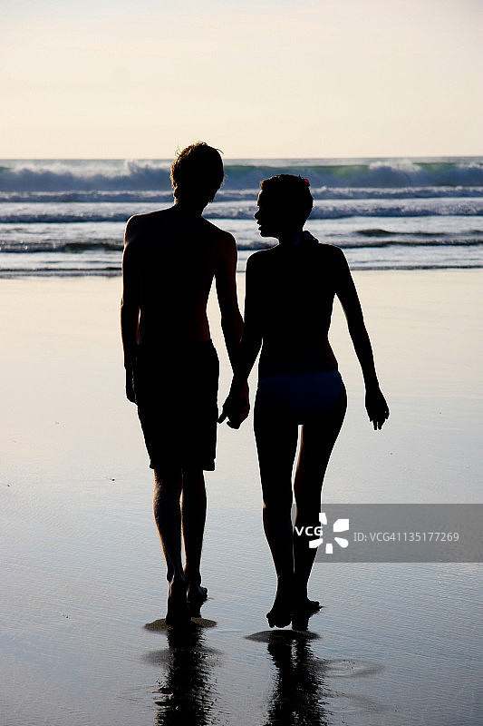 夫妇在海滩图片素材