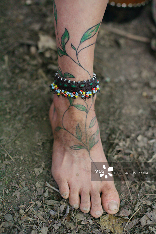 脚部树叶纹身图片素材