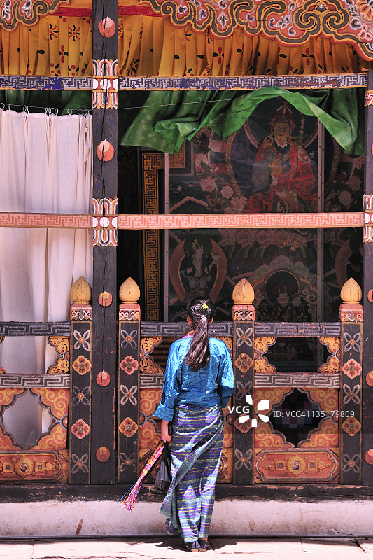 在不丹帕罗宗祈祷的女孩图片素材