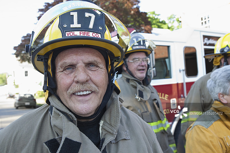 志愿消防员在消防站外合影图片素材