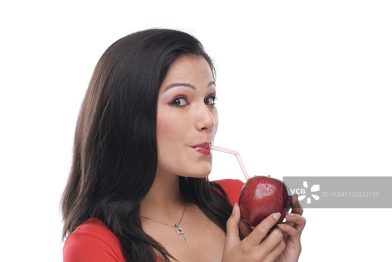 一位女士在啜饮果汁图片素材