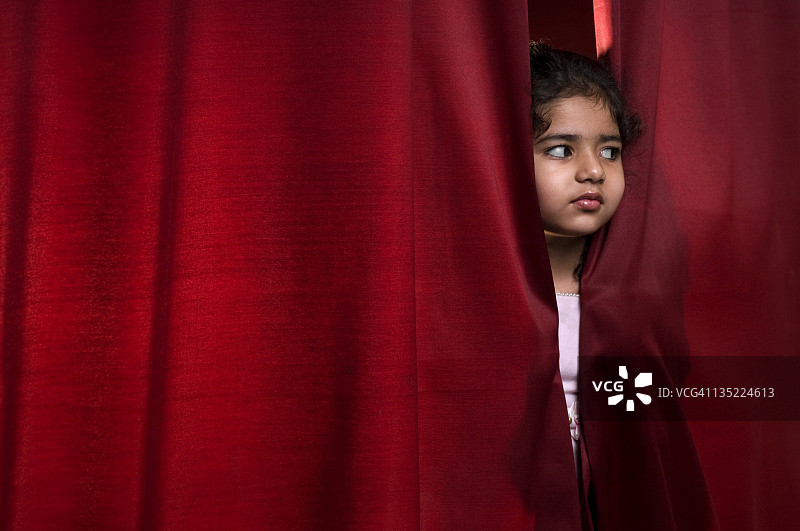 小女孩从窗帘后探出头图片素材
