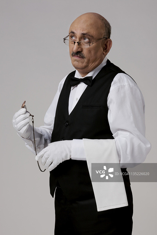 思考中的管家图片素材