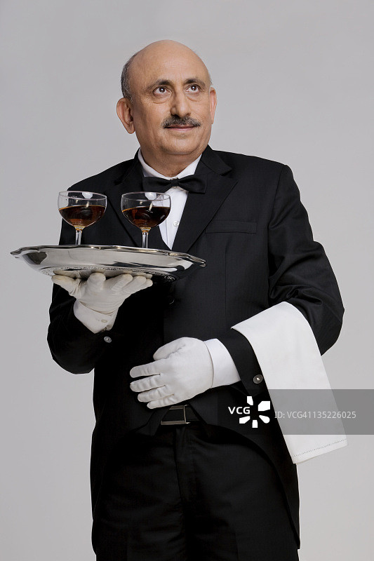 男管家端着饮品图片素材