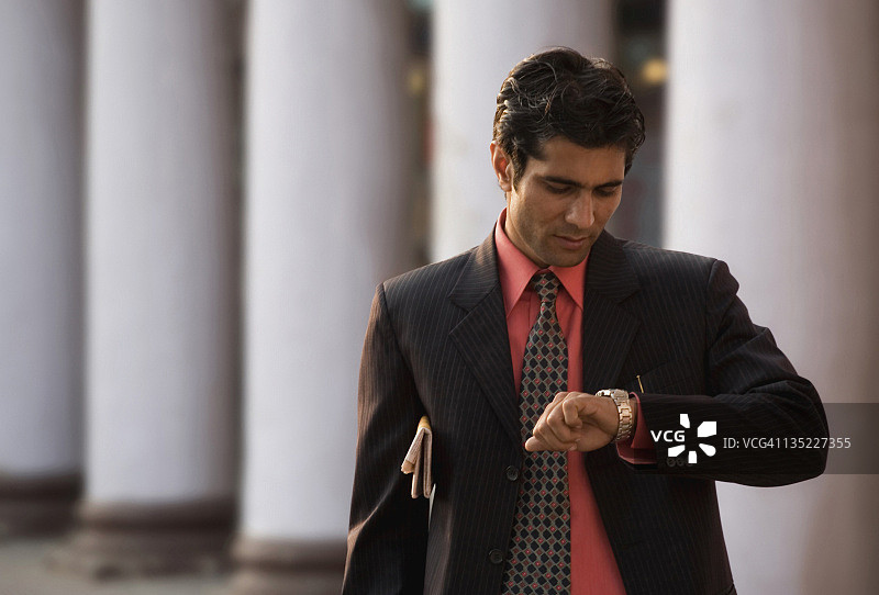 手拿报纸的男人图片素材