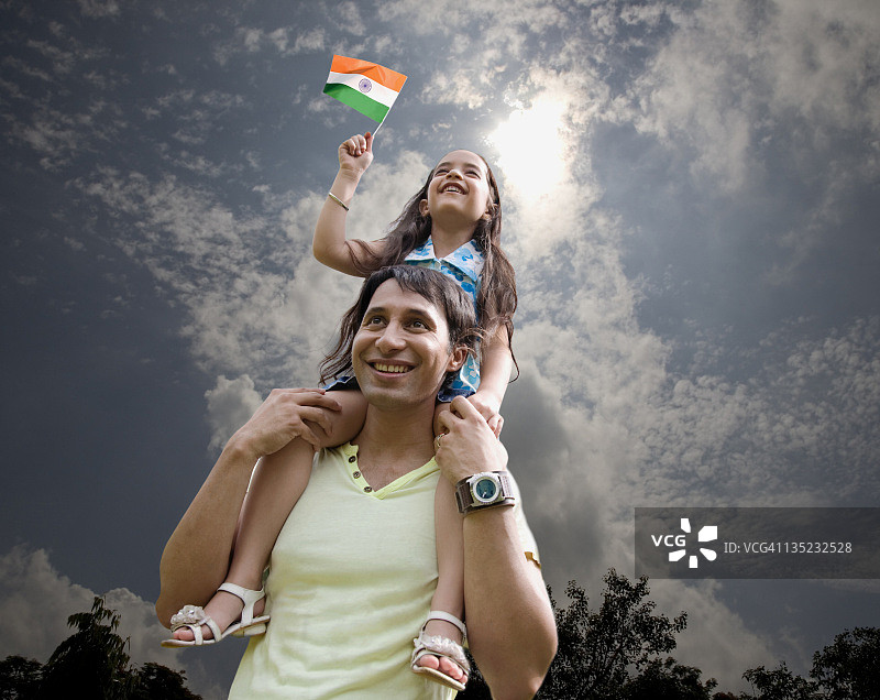 父子与印度国旗图片素材