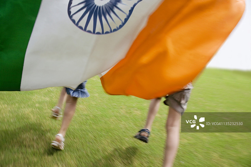 儿童与印度国旗奔跑图片素材