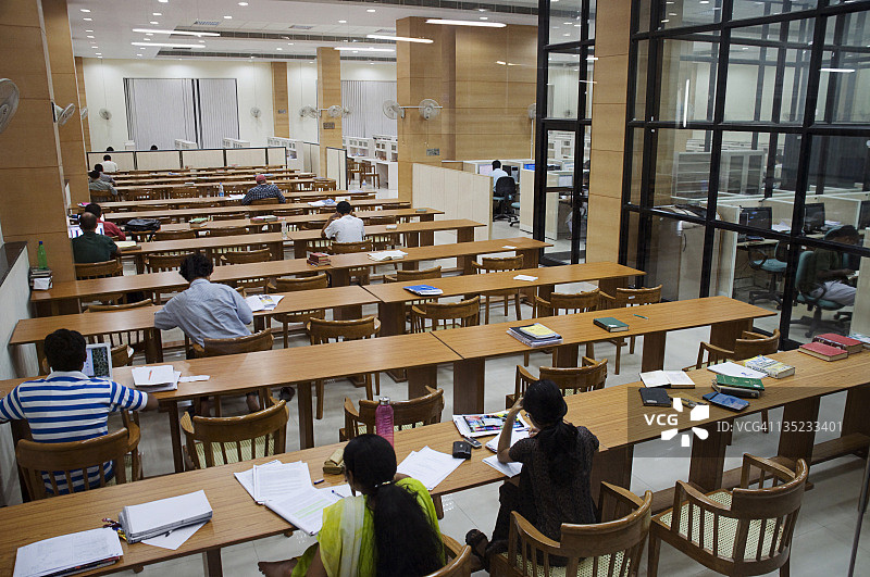 大学生在大学图书馆里图片素材