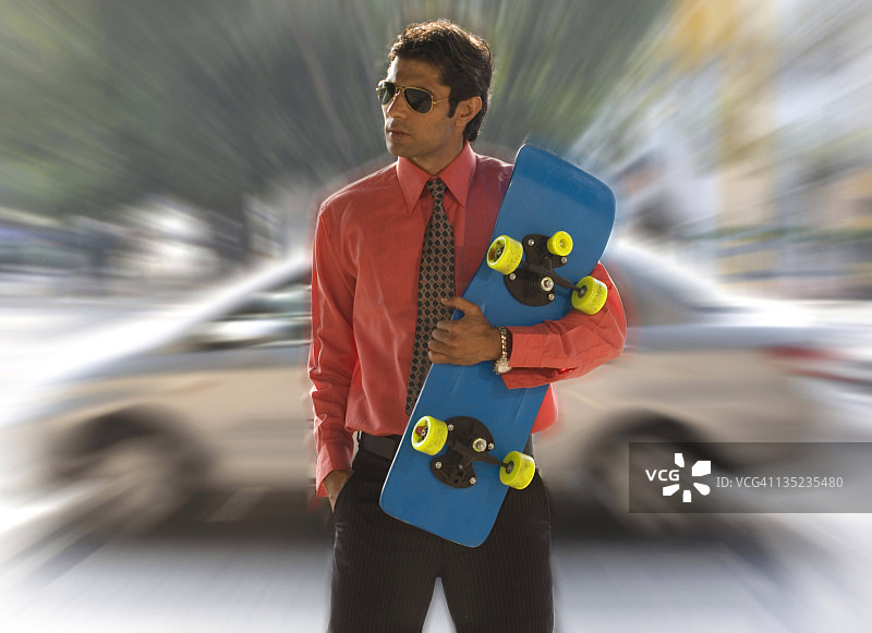 玩滑板的高管图片素材