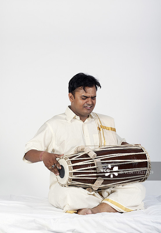 男子演奏塔布拉鼓图片素材
