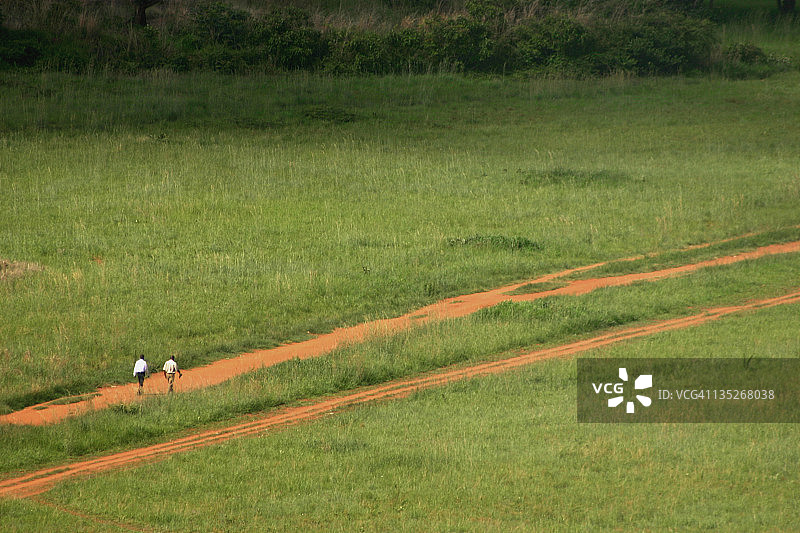 两个男人一起穿过田野图片素材