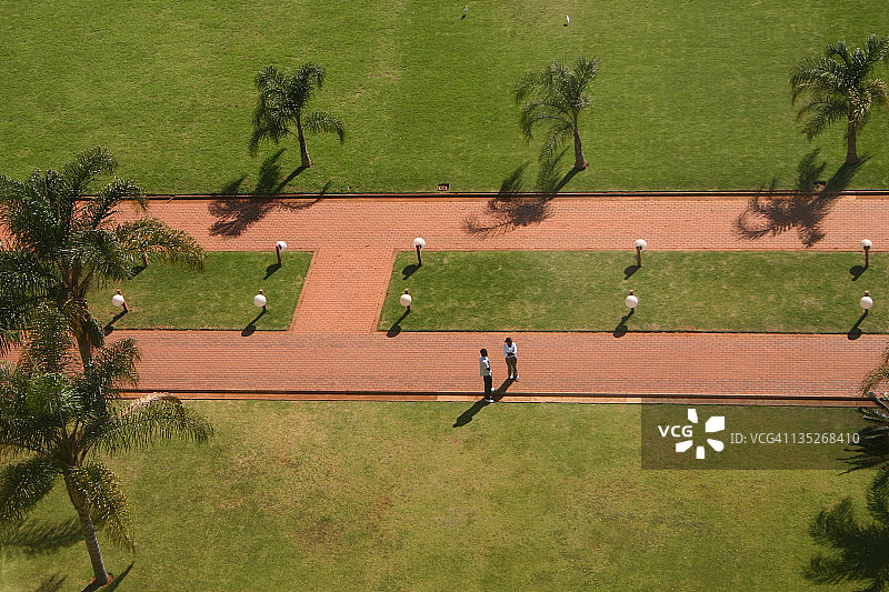男人和女人站在铺好的小路上图片素材