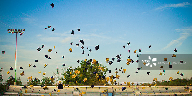 毕业生抛学士帽图片素材