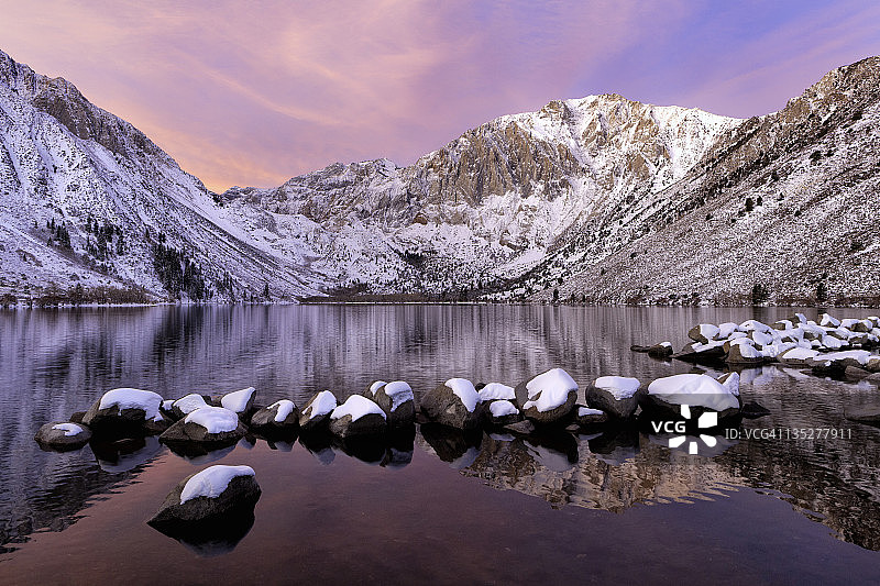 康维克特湖的山脉和雪景图片素材