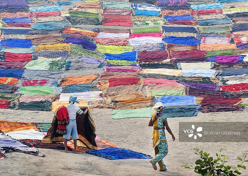 阳光下晾晒纱丽图片素材