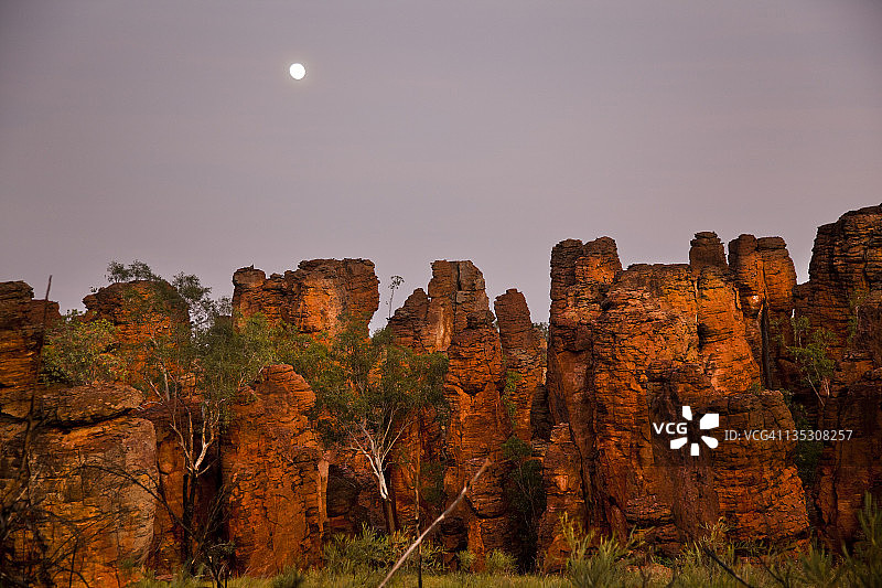失落之城上空的月亮图片素材