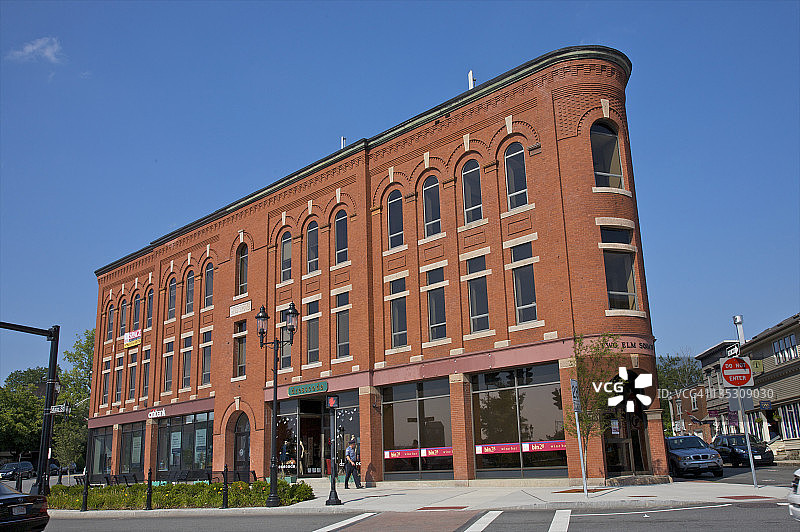 狭窄的红色砖砌商业建筑图片素材