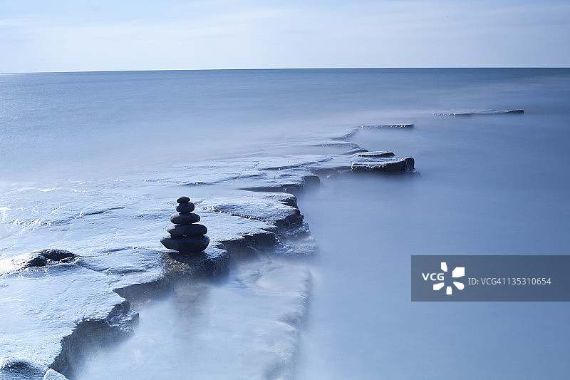 英国多塞特郡金meridge海湾的鹅卵石图片素材