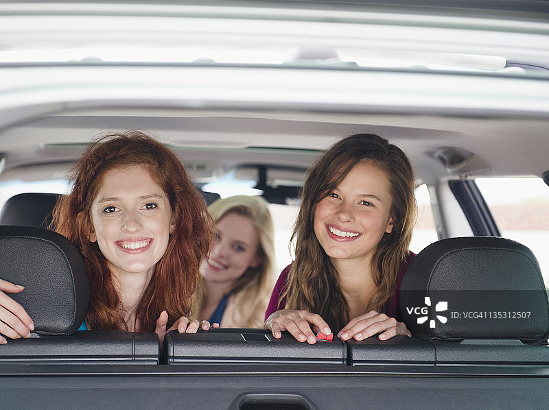 在车里微笑的朋友图片素材