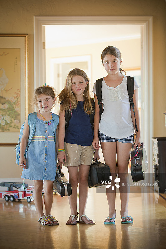 姐妹上学和上音乐课图片素材