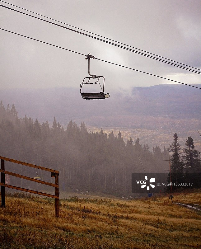 秋日山丘上静止的缆车图片素材