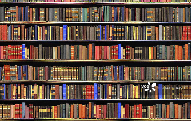 图书馆里的旧书图片素材
