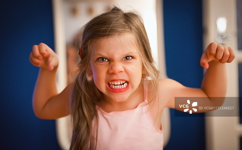 生气的小女孩图片素材