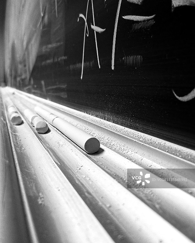 黑板上的粉笔图片素材