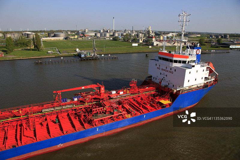 炼油厂前的油轮图片素材