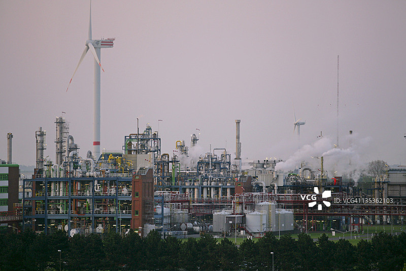 炼油厂和风力涡轮机图片素材