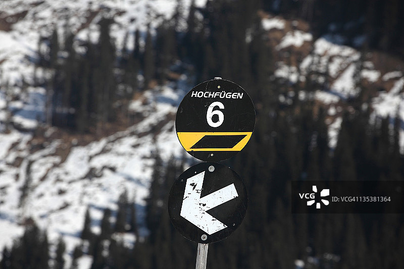 奥地利蒂罗尔州齐勒ertal Hochfuegen滑雪场标志图片素材