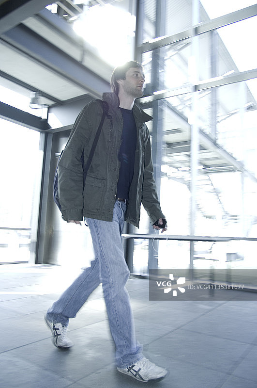 年轻男人冲过大楼图片素材