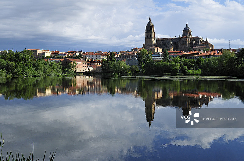 欧洲西班牙卡斯蒂利亚-莱昂萨拉曼卡市和托尔梅斯河上的大教堂图片素材