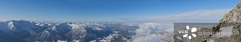 德国南部上巴伐利亚巴伊里施采尔，从温德尔施泰因山观看欧洲阿尔卑斯山图片素材