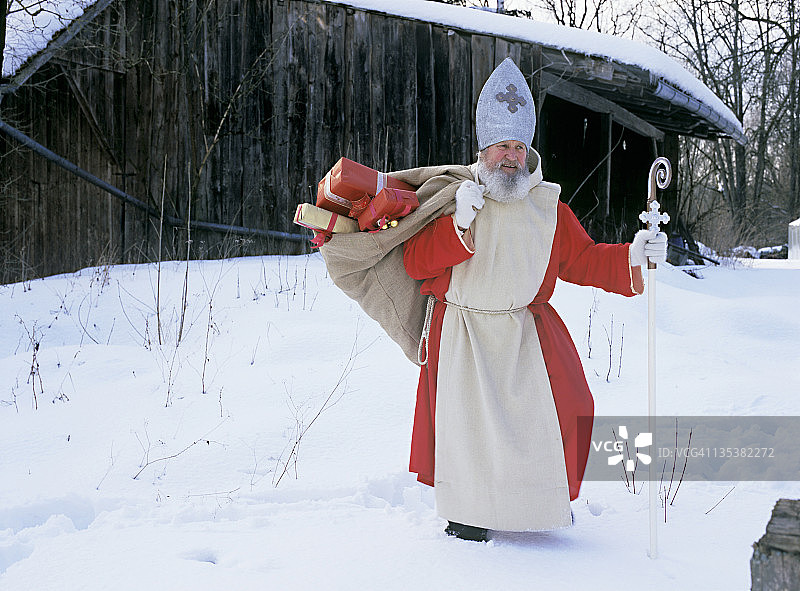 戴着主教冠和牧杖的雪中圣尼古拉斯图片素材