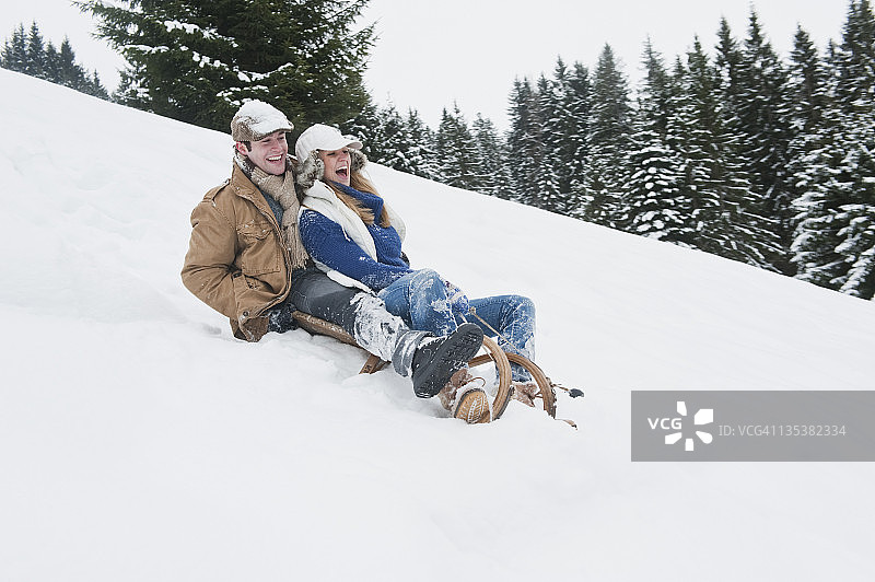 奥地利萨尔茨堡乡村弗拉绍：一对青年男女玩雪橇图片素材