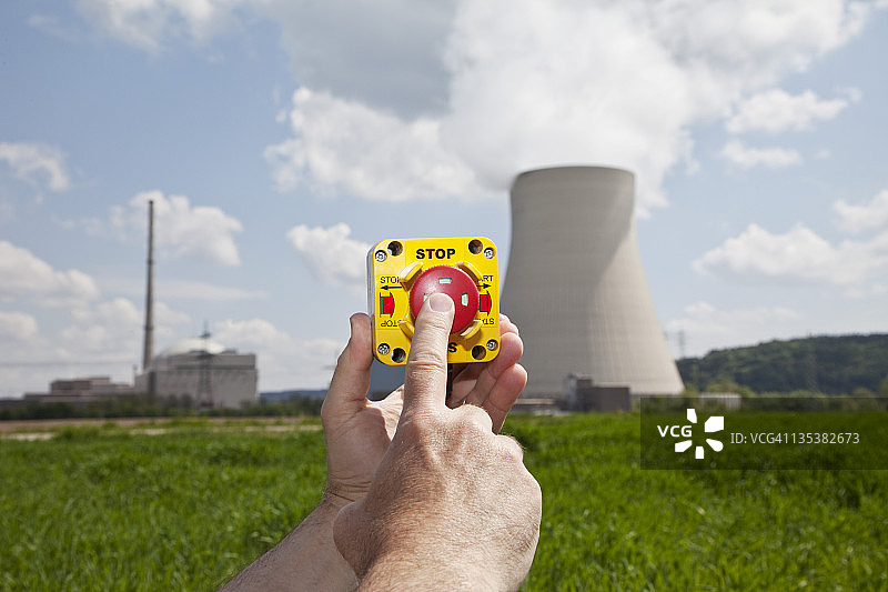 德国巴伐利亚州Unterahrain，男子关闭伊萨尔核电站按钮图片素材