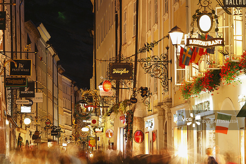 奥地利萨尔茨堡粮食胡同的人们图片素材