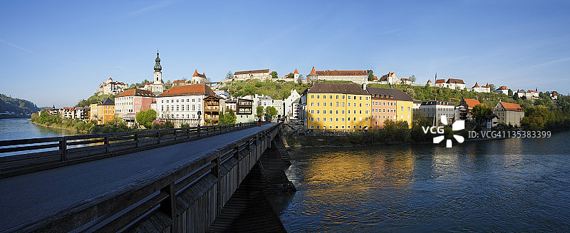 从奥地利眺望德国上巴伐利亚 Burghausen 和萨尔察赫河图片素材