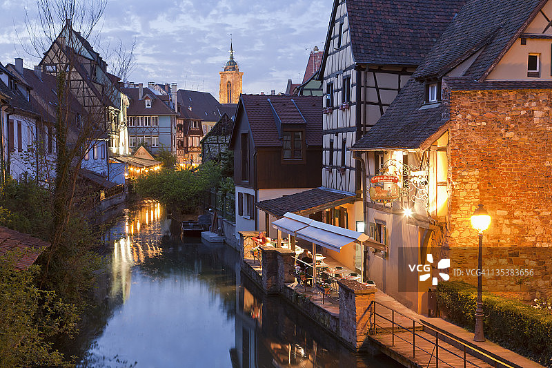 法国阿尔萨斯科尔马：小威尼斯区，劳赫河附近的餐厅和圣皮埃尔酒窖图片素材