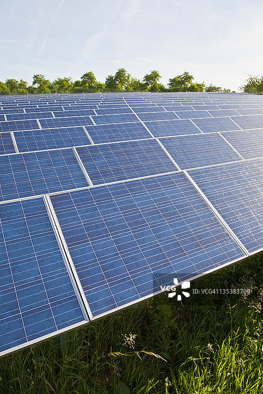 德国巴登-符腾堡州温嫩登太阳能发电厂的太阳能电池板图片素材