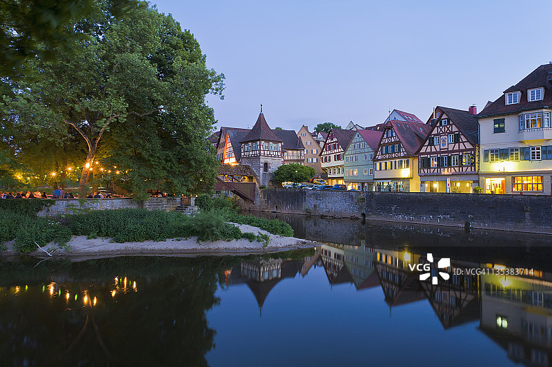 德国巴登-符腾堡州施瓦比施哈尔：科赫河附近框架房屋和啤酒花园的景色图片素材