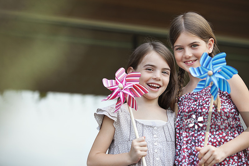 笑容满面的女孩拿着风车图片素材