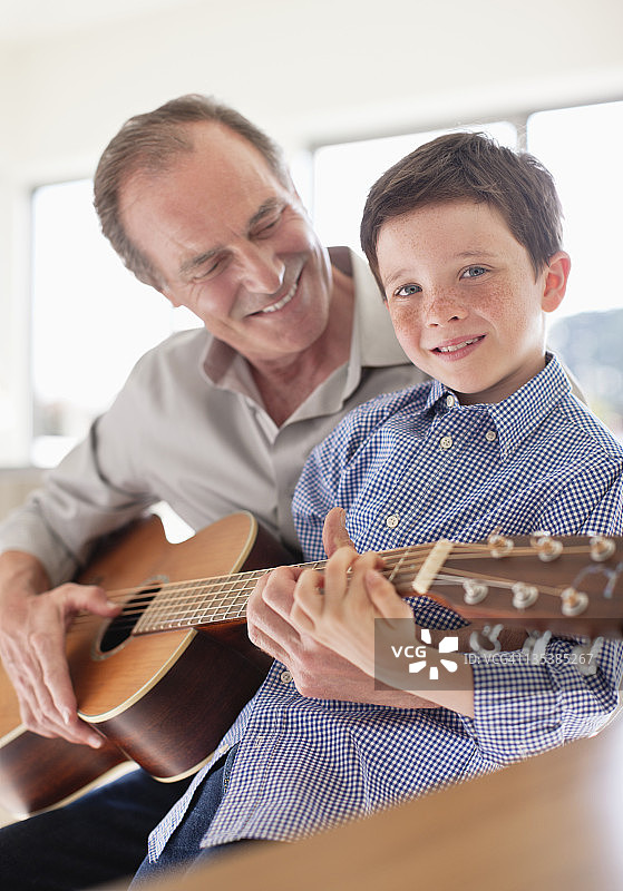 祖父教孙子弹吉他图片素材