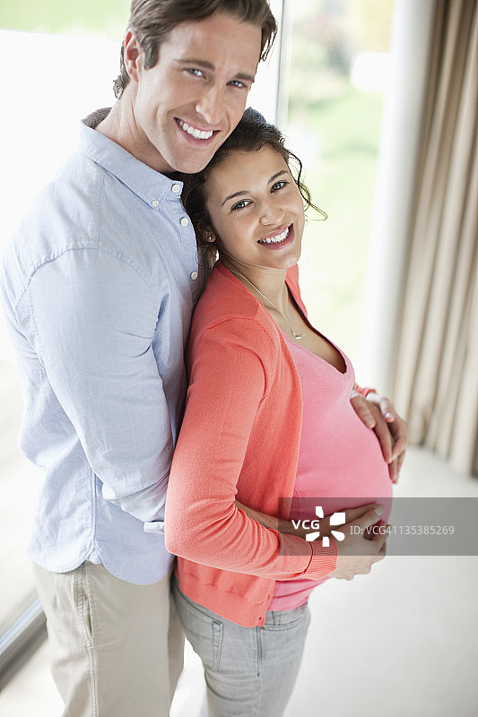 男人拥抱怀孕的妻子图片素材