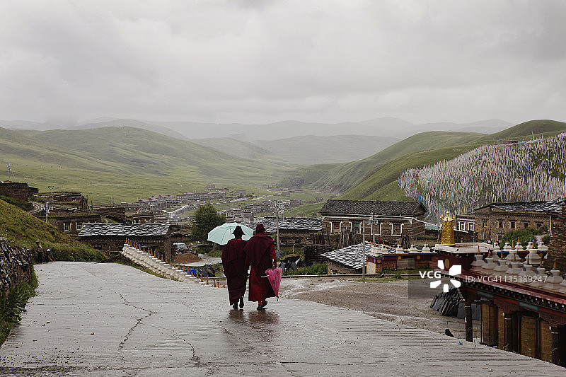 走在路上的两位修女图片素材