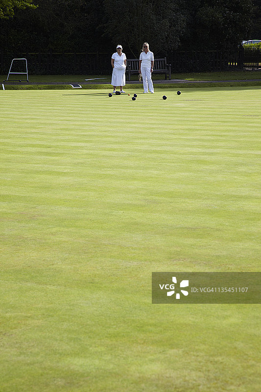 在保龄球草坪上的女士们图片素材