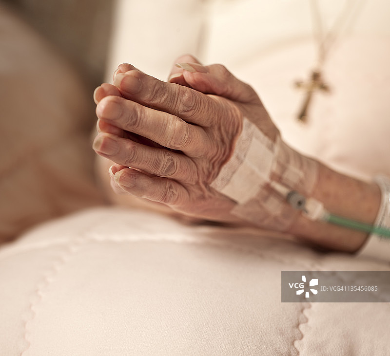 祈祷的生病老妇人图片素材