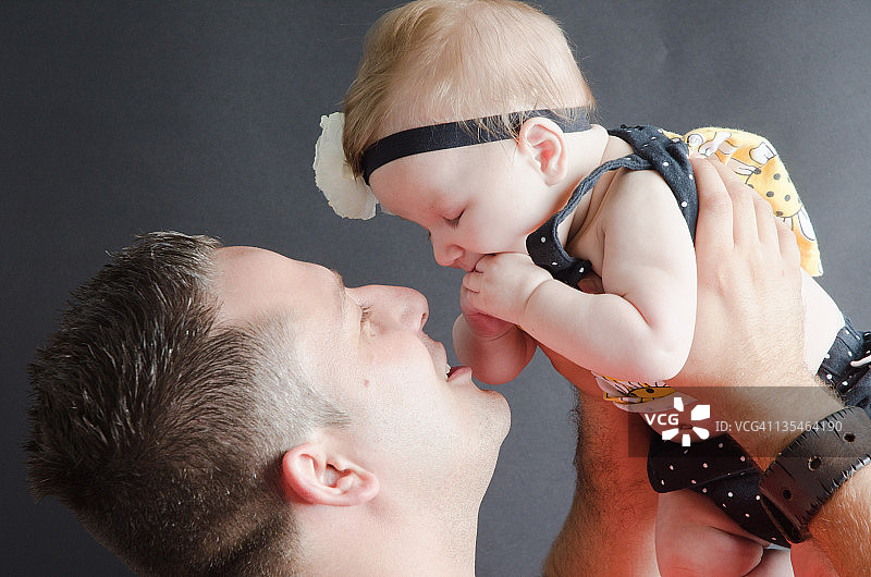 父亲抱着他的宝宝图片素材