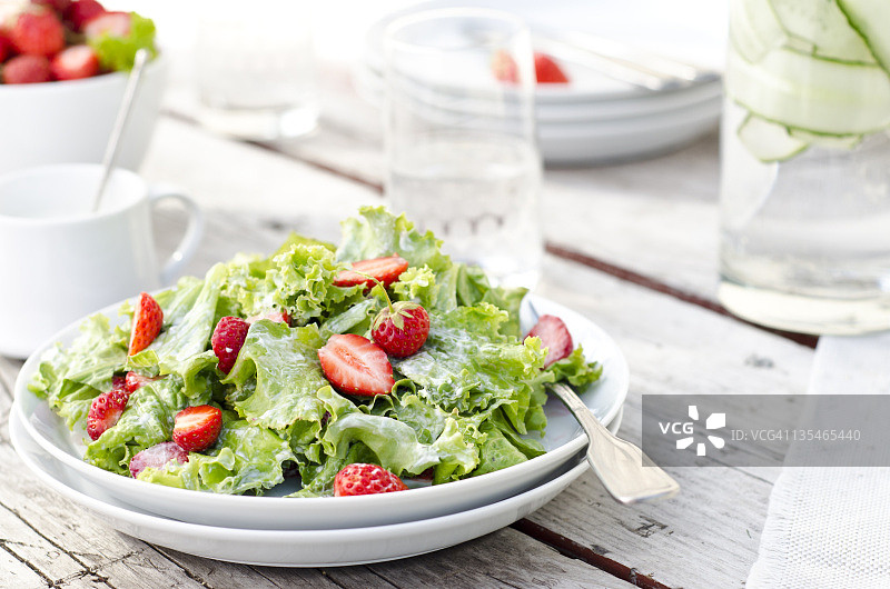 草莓绿色沙拉图片素材